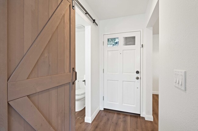 Building Photo - Gorgeous 2 Story Townhome in Valencia!