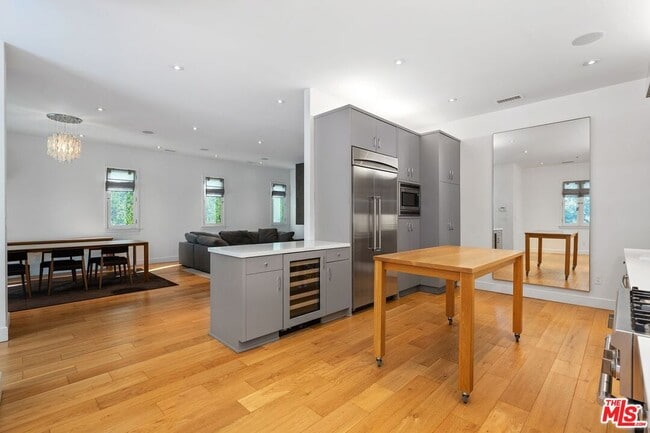 Building Photo - 429 N Lucerne Blvd