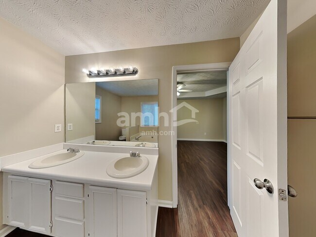 Building Photo - 2708 Horseshoe Creek Drive
