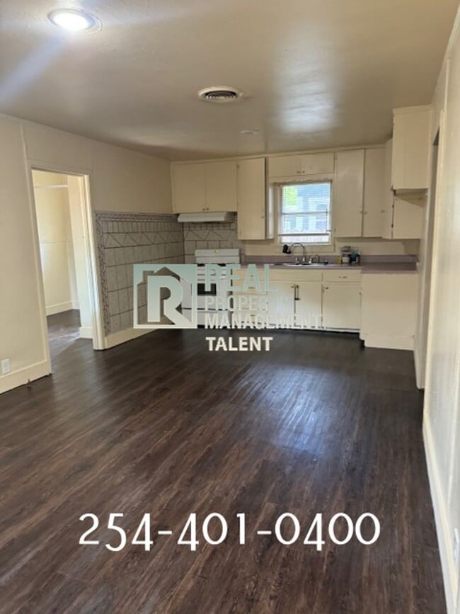 Building Photo - DEAL ALERT! Charming Vintage 3-bedroom, 1-...