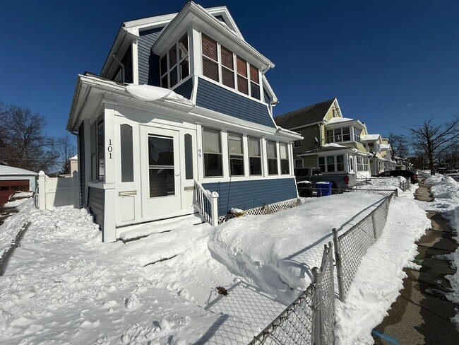 Building Photo - 99-101-101 Mooreland St