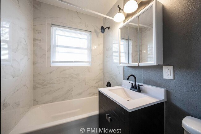 Building Photo - Cozy 2 Bedroom Apartment in Indianapolis w...