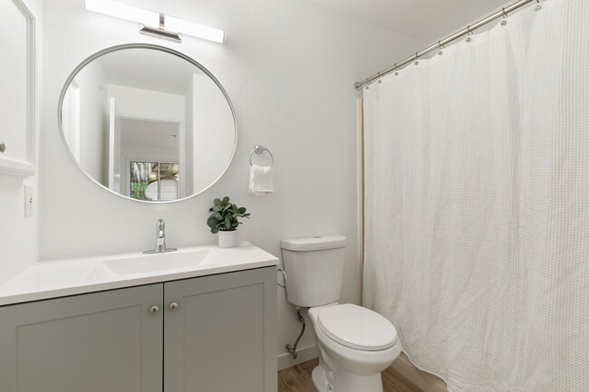 Building Photo - Newly updated, quiet condo in GREAT locati...
