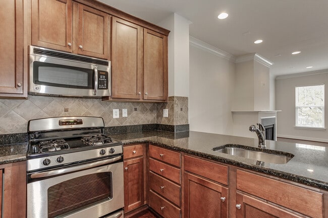 Building Photo - Gorgeous Townhome/Great Location!