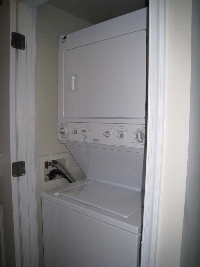 Washer and dryer in unit - 851 N Glebe Rd