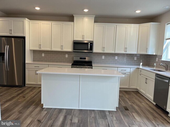 Building Photo - 37 E Front St