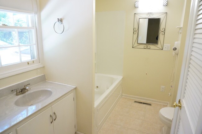 Building Photo - 1058 18th Ave NW