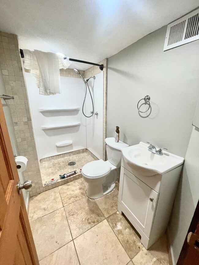 Building Photo - Large historic 6 bedroom 3 bathroom in Blackstone!