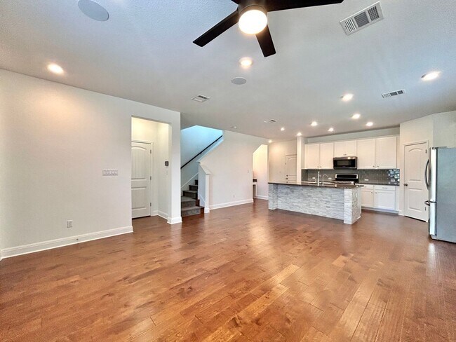Building Photo - Beautiful and Contemporary 3 BR / 2.5 BA H...
