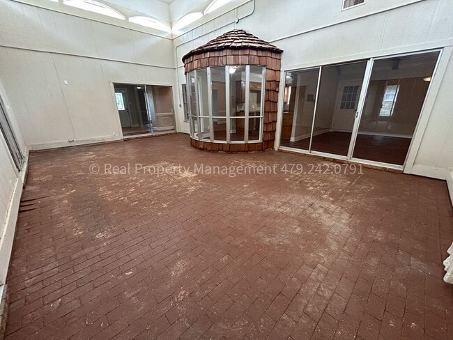 Building Photo - 3301 S 27th St