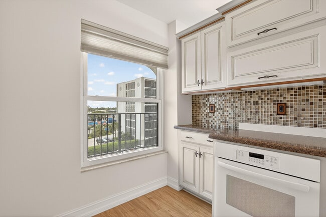 Building Photo - 1631 Riverview Rd