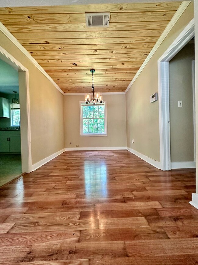 Building Photo - Beautiful Renovated 2 Bedroom in North Fon...