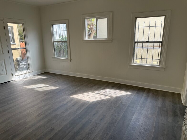 Building Photo - 2815 1/4 S Norton Ave