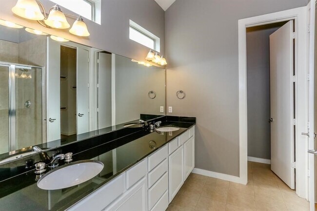 Building Photo - 4030 Center St