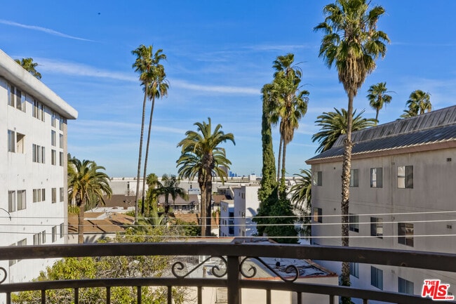 Building Photo - 132 S Maple Dr