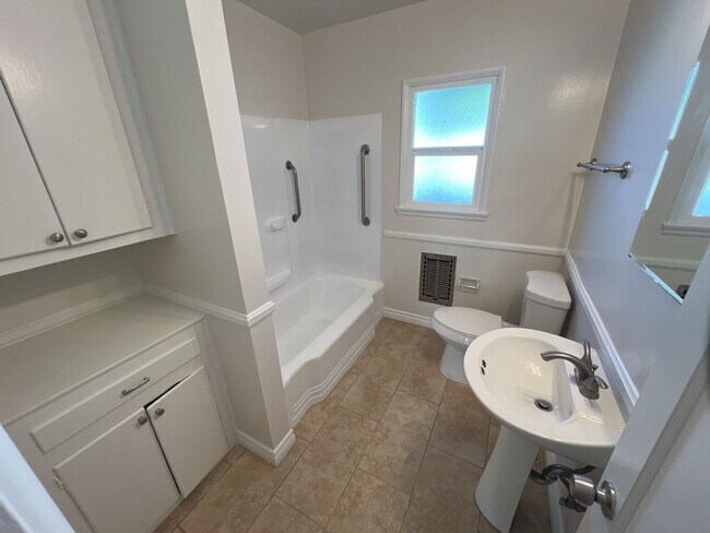 Building Photo - 354