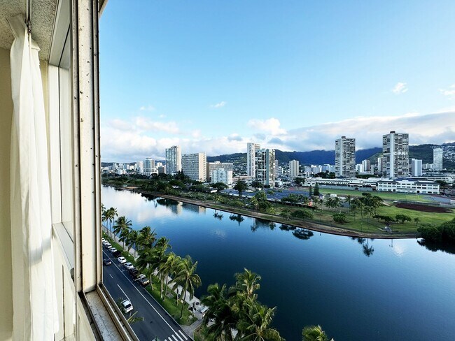 Building Photo - Waikiki 1-Bedroom Condo with Parking and A/C