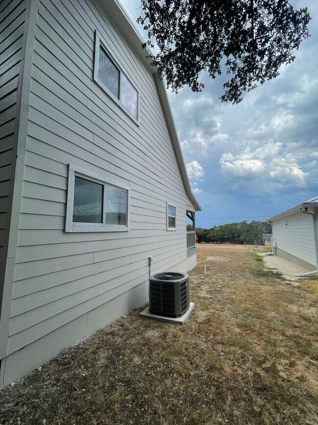 Building Photo - NEW ON MARKET