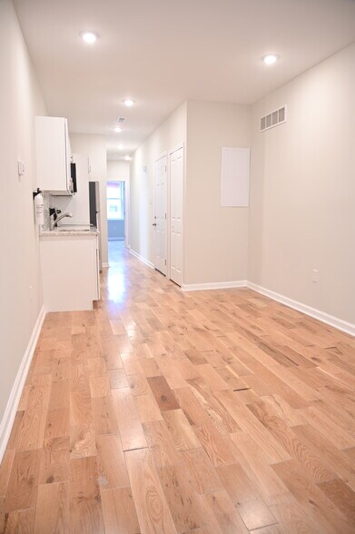 Primary Photo - 1419 W York St