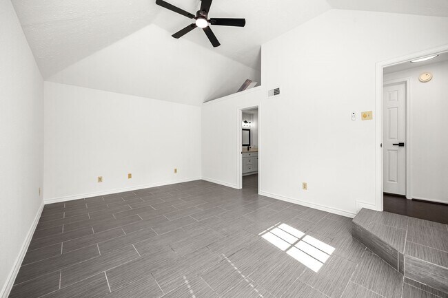 Building Photo - 2010 Courtshire Ln