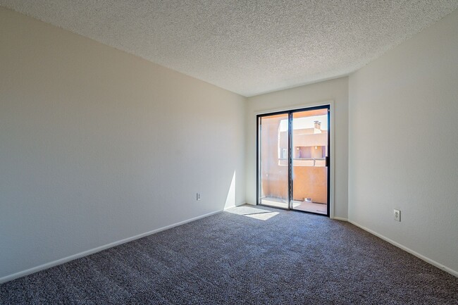 Building Photo - Great 2nd floor condo w/ covered parking!