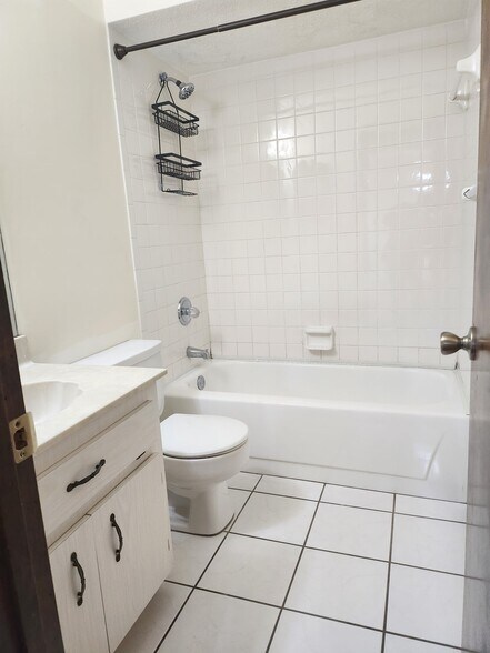 Full Hall Bathroom - 35097 Whispering Oaks Blvd