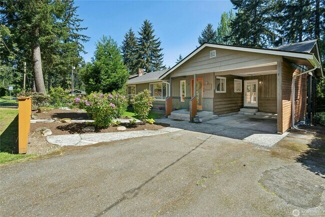 Building Photo - Spacious Richmond Highlands Retreat with Modern Updates & Flexible Living