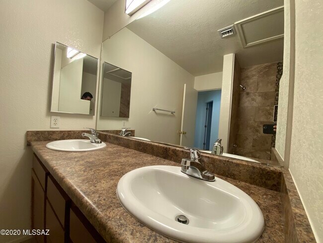 Building Photo - 1265 E Weimer Cir