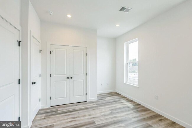 Building Photo - 1526 W Seybert St