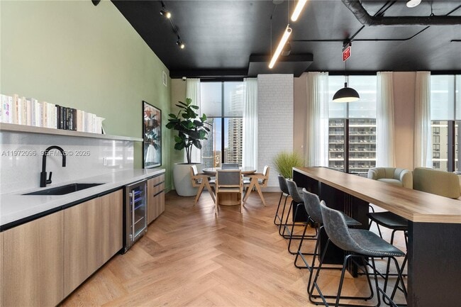 Building Photo - 121 NE 5th St