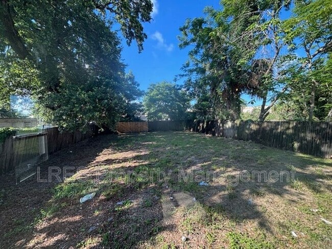 Building Photo - 2204 W Pine St