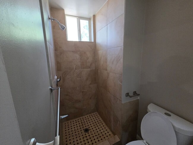 Building Photo - Phoenix 3 Bed/3 Bath in Coronado!