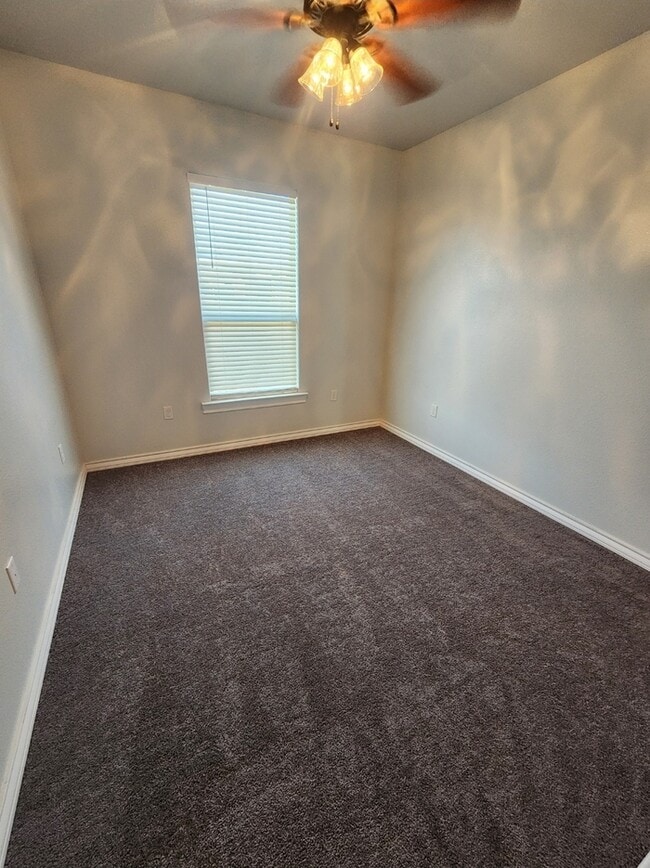 Building Photo - 3 bed 2 bath with 1 car garage