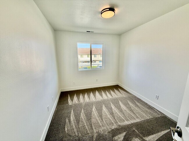 Building Photo - Remodeled 3-BR Lexington Townhome - End Unit