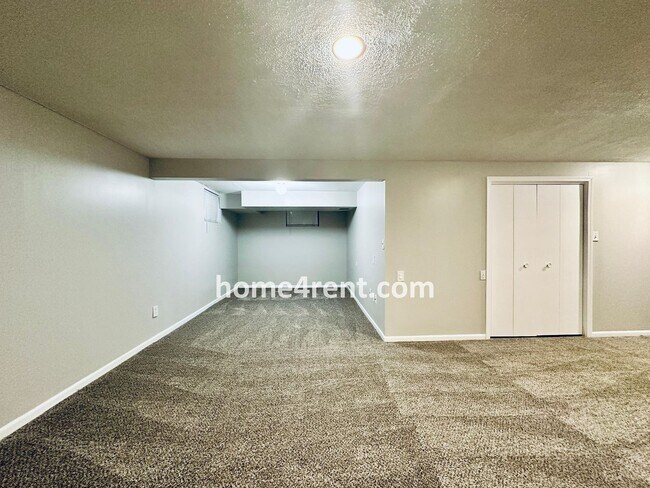Building Photo - Attractive Overland Park Home w/ Wood Floo...