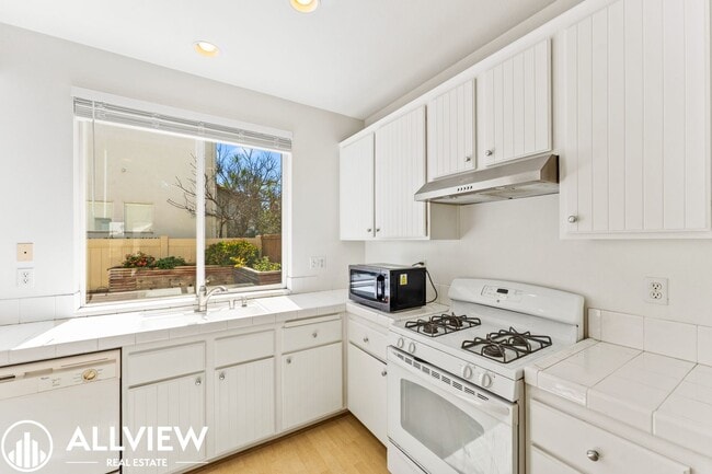 Building Photo - Bright & Spacious 3-Bedroom 2.5 Bath Home in Gated Oak Creek Community