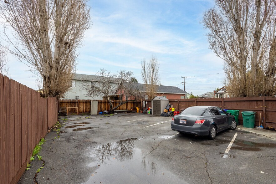 Building Photo - 512 Barrett Ave