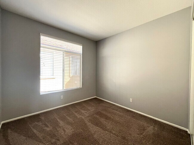 Building Photo - 2 bed, 2 bath located in Corona, CA!