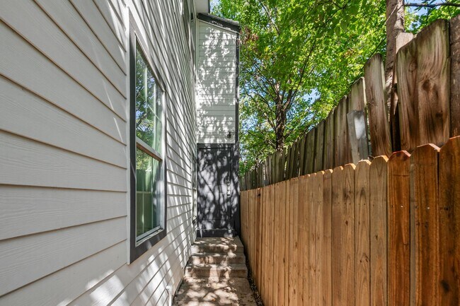 Building Photo - 5624 Eastside Ave