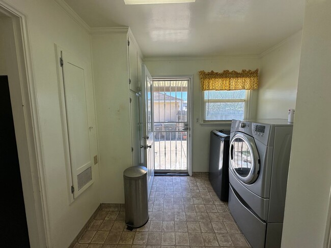 Building Photo - Spacious Two Bedroom Home In North Salinas