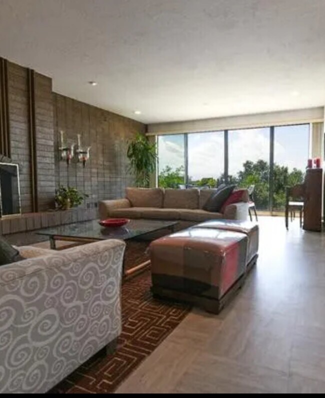 Building Photo - 245 N Vine St