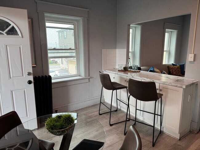 Building Photo - NOW LEASING! Renovated 1 bed, 1 bath avail...