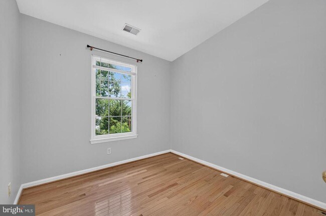 Building Photo - 122 Sanborn Pl