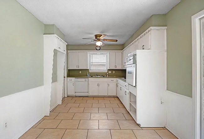 Building Photo - Spacious 3BD, 2BTH Home Right off 12th AVE Minutes from the highway and 5 Minutes from OU Campus!