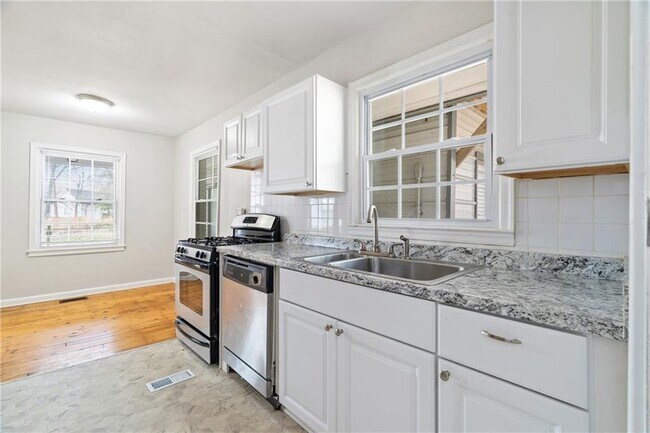 Building Photo - 681 Toliver St NE