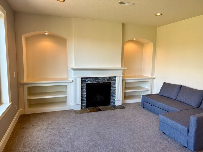 Building Photo - Custom Built Home-Bethany Village Delight