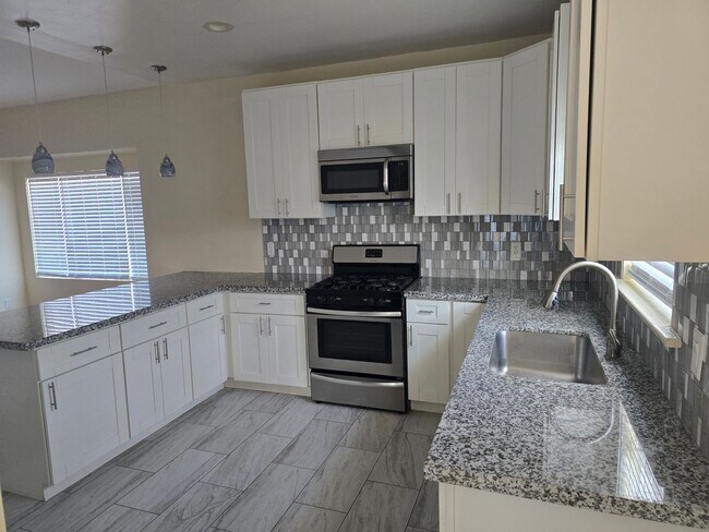 Building Photo - Large 2 bed 1 Bath House