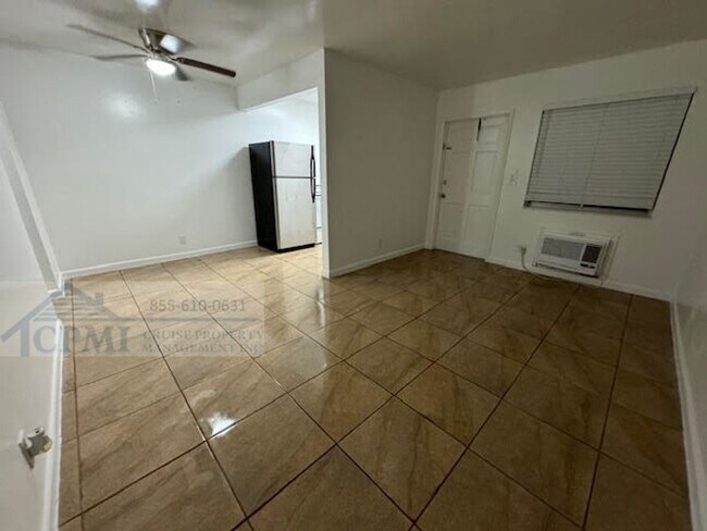 Interior Photo - 2220 Hayes St