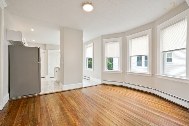 Building Photo - Completely renovated studio with all utils included AVAILABLE 6/1/2026