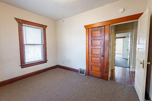 Building Photo - 711 E Normal St